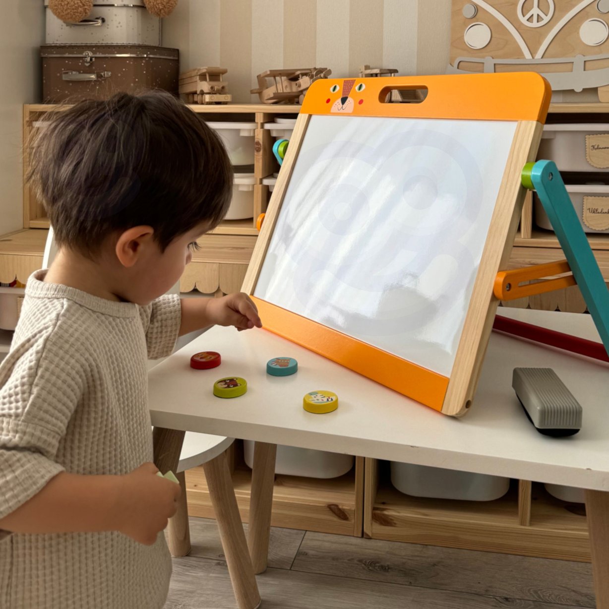 Tablica Edukacyjna 2w1 Magnetyczna Kredowa dla Dzieci Magnesy Gąbka 6 el. TOOKY TOY – zdjęcie 8
