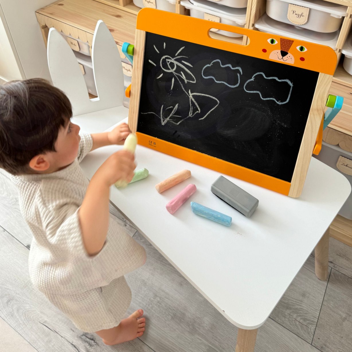 Tablica Edukacyjna 2w1 Magnetyczna Kredowa dla Dzieci Magnesy Gąbka 6 el. TOOKY TOY – zdjęcie 10