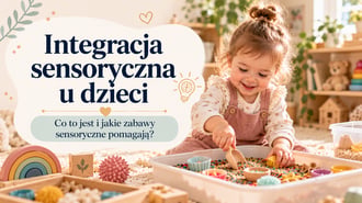 Integracja sensoryczna u dzieci - uśmiechnięta dziewczynka przesypuje drewnianą łopatką kolorowy ryż w kuwecie sensorycznej