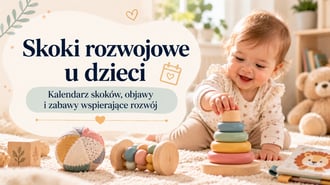 Sklep z zabawkami dla dzieci KAMAR - Zabawki - Zabawki dla dzieci Skoki rozwojowe u dzieci - uśmiechnięte niemowlę układa drewnianą piramidkę z kolorowych krążków