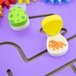 Viga Drewniana Tablica Sensoryczna Manipulacyjna Edu Triceratops 3
