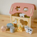 WOOPIE GREEN Drewniana Farma Sorter Kształtów i Kolorów 13 el.